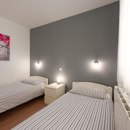 Apartments Dorijan With Pool 마툴지 외부 사진